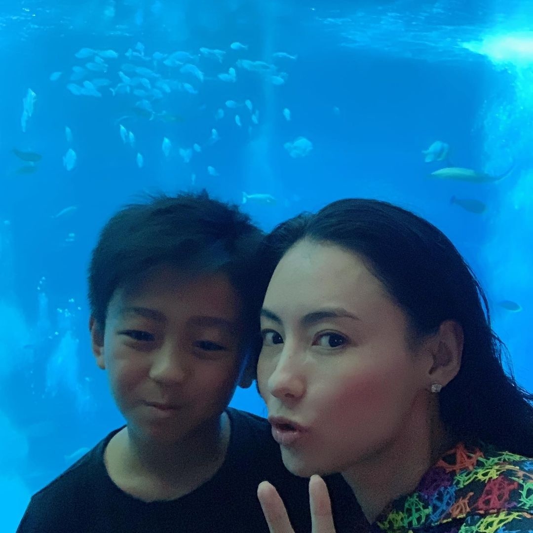 不過另一被網民熱議的焦點,則是落在張柏芝 仔 Quintus 的高顏值上!