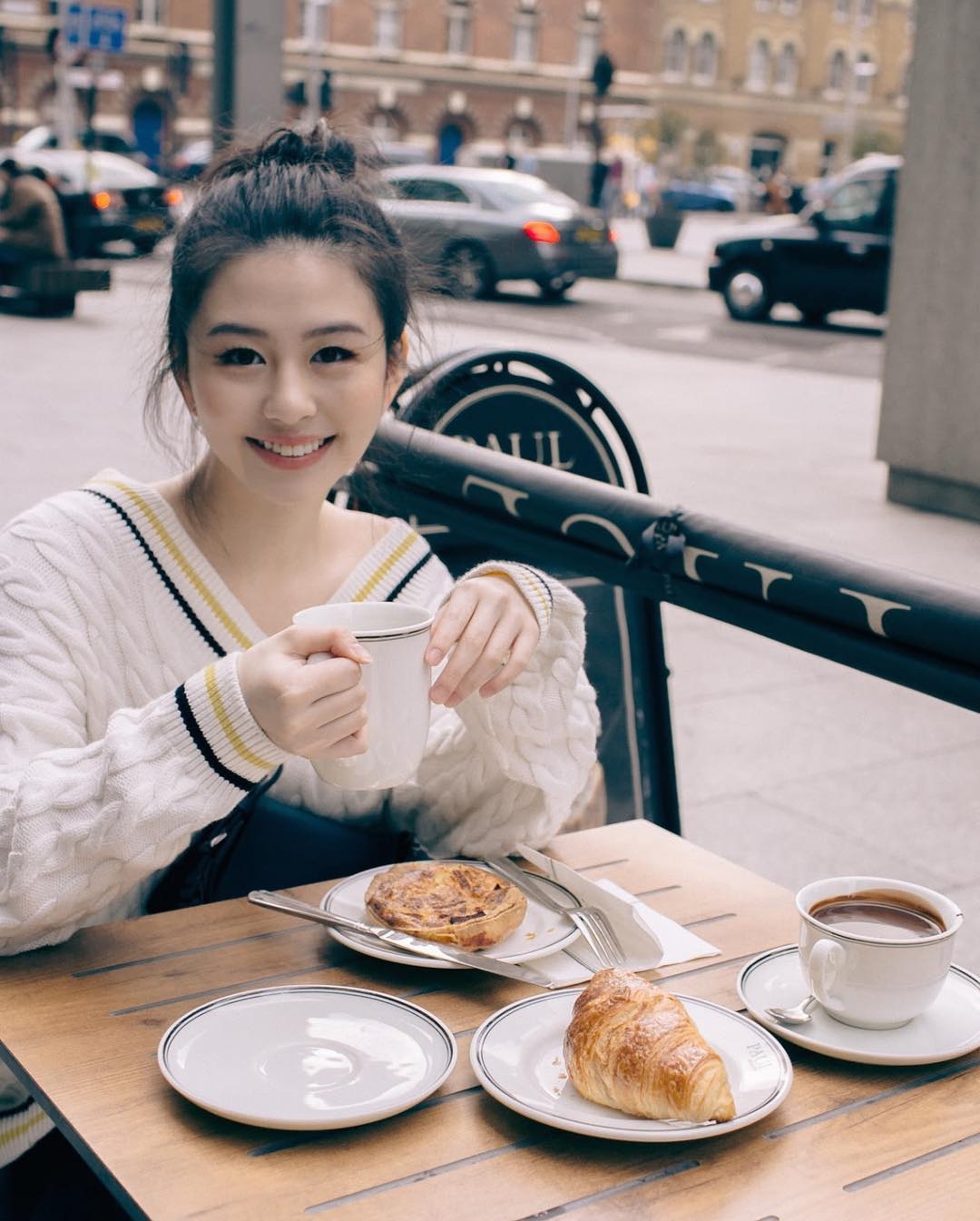 現年20歲的沈月絕對是圈中數一數二的美女星二代,甚至更被大家譽為「最美星二代」!媽媽邱淑貞作為 80 年代的女神級人馬,