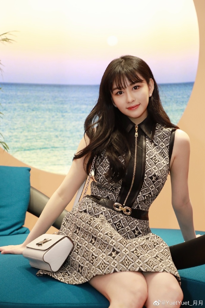 邱淑貞大女21歲沈月絕美新造型/雪白肌膚逆天美腿現身LV活動