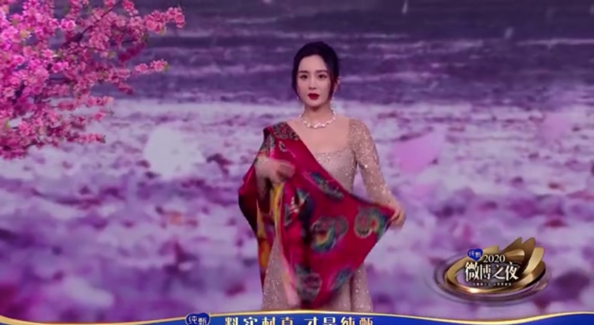 【微博之夜】Angelababy楊冪被迫扮大媽合照,6女星影「老土星型相」表情尷尬