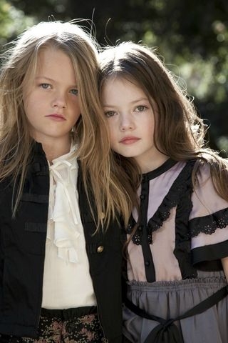 由於Mackenzie Foy從小到大的樣子就非常吸睛,在3歲時就簽約成為模特兒