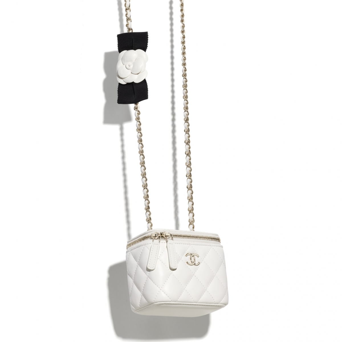 【Chanel 2021手袋】細號鏈條梳妝袋 HK$14,400（8.5 × 11 × 7 cm）