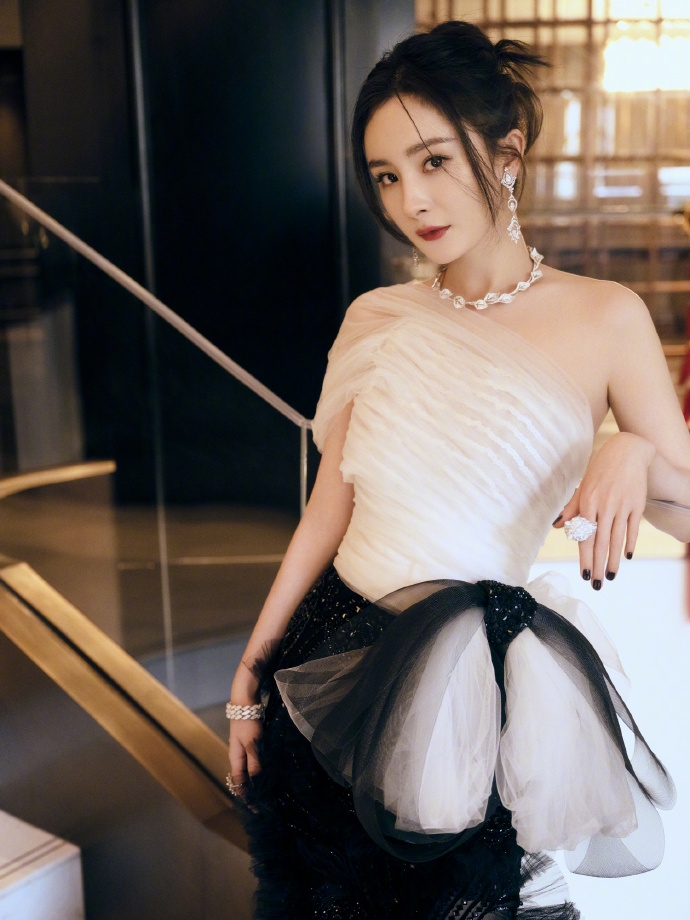 【微博之夜女星造型】迪麗熱巴/鞠婧禕/Angelababy/倪妮/關曉彤/楊冪/宋茜