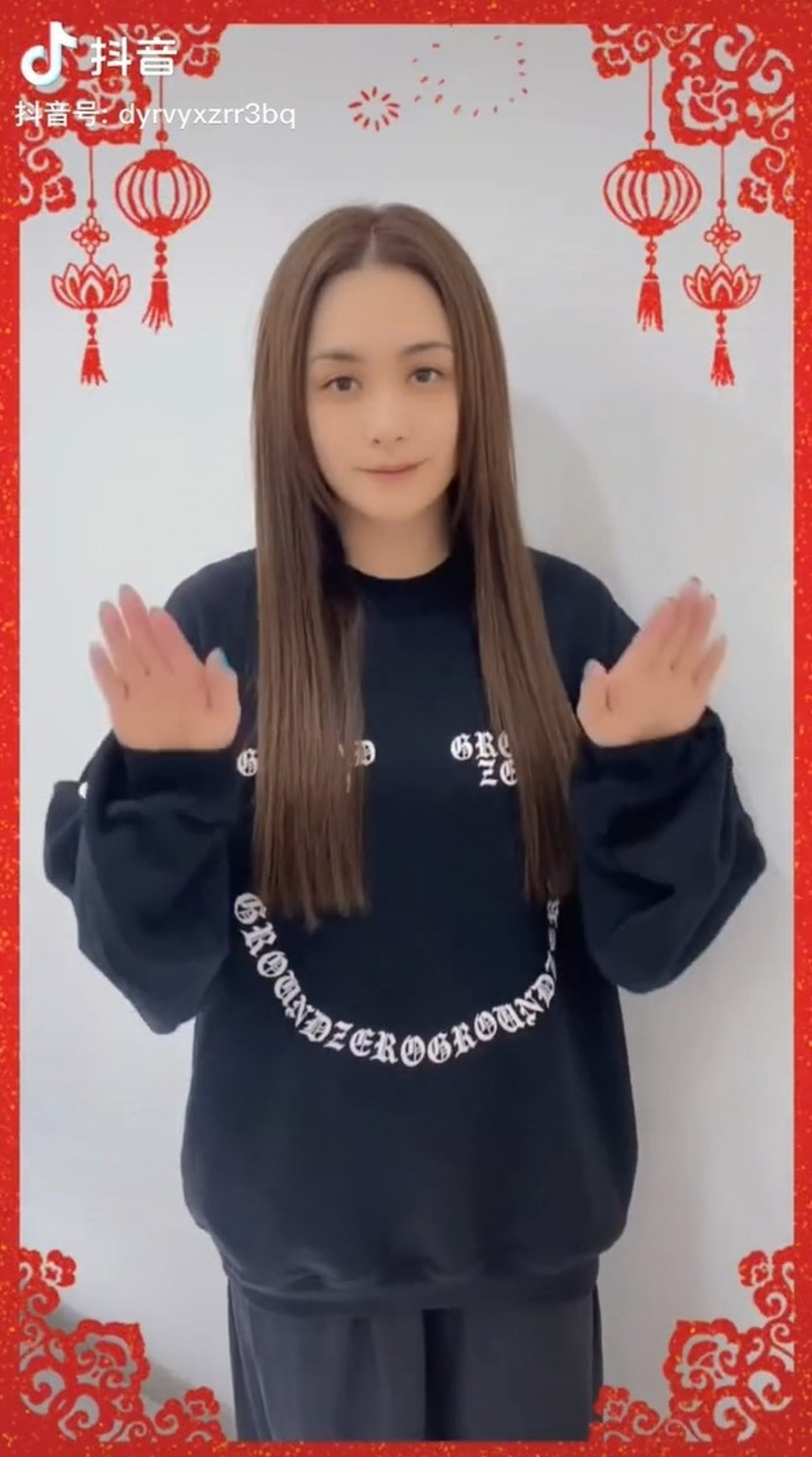 鍾欣潼阿嬌成為了熱議的焦點，身穿黑色上衣的阿嬌看起來沒甚麼光采，更被網民指黑眼圈盡現