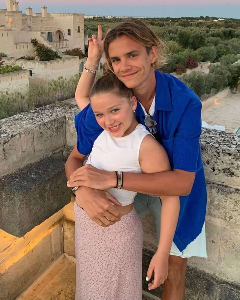 碧咸DavidBeckham女兒哈七增添了多一份優雅的氣質美,完全有媽媽年輕時的魅力,就如迷你版的Victoria~