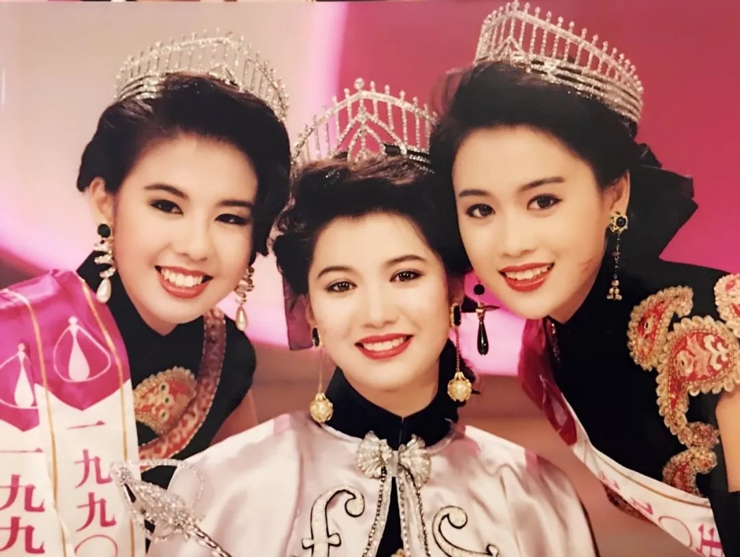 【愛美麗狂想曲】李佳芯重現31年前港姐造型,黑色旗袍顯氣質,獲網民讚靚過袁詠儀?