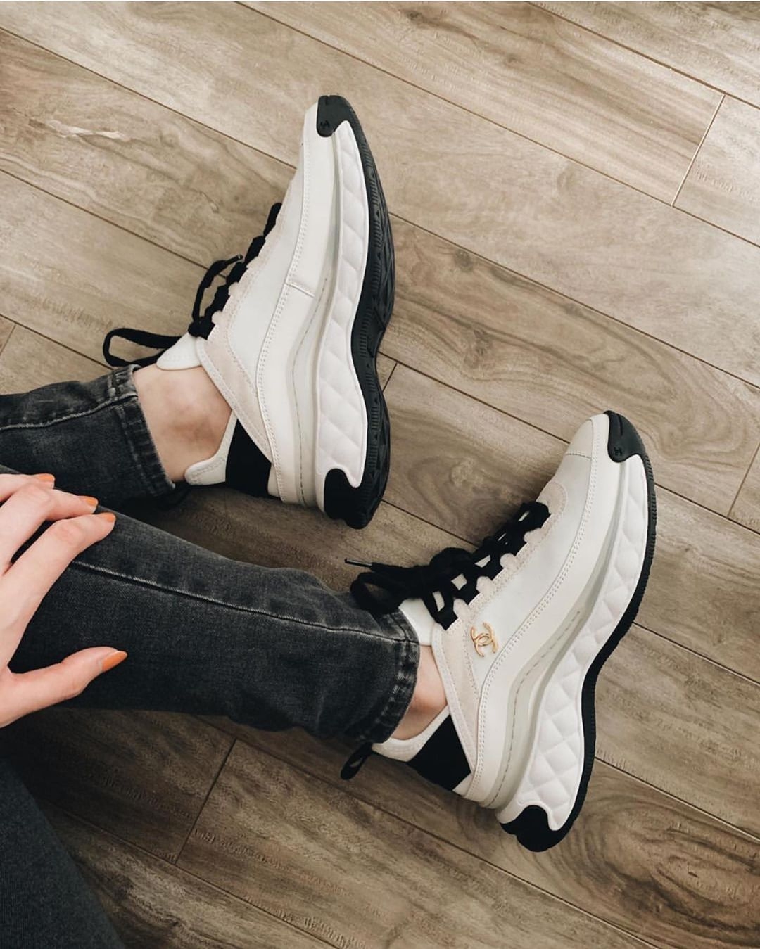 【名牌白鞋/運動鞋2021】鞋側還配上了一個超精緻的金色雙c標誌，低調得來不失奢華感