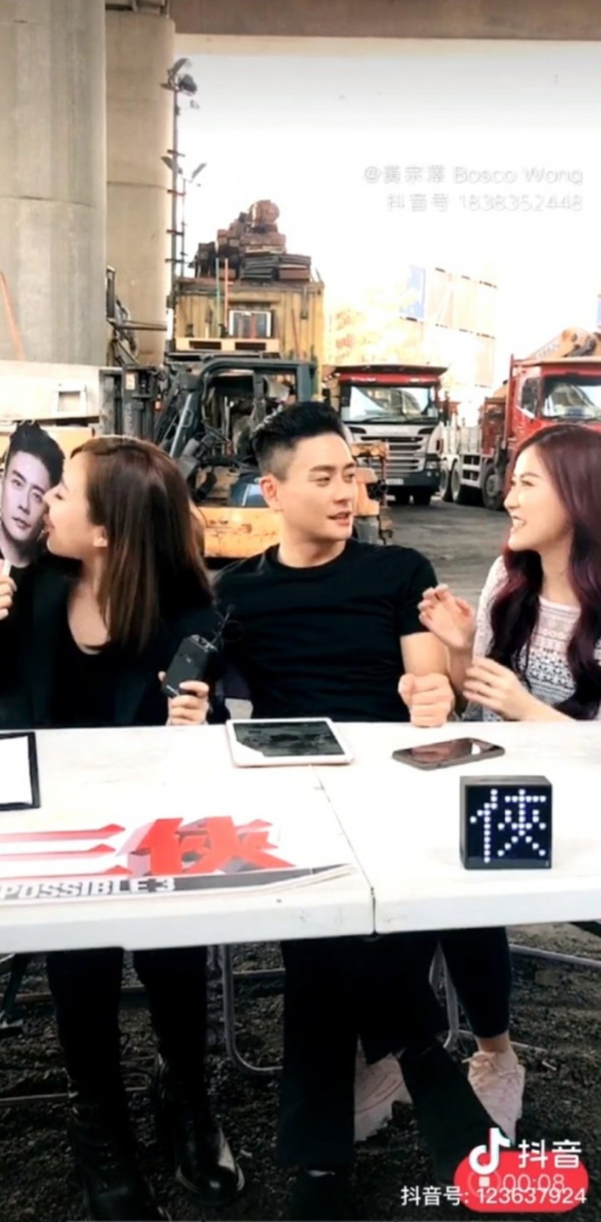 陳瀅更不避嫌地飲Bosco杯凍檸茶,以及對Bosco紙牌伸脷,態度親暱曖昧!