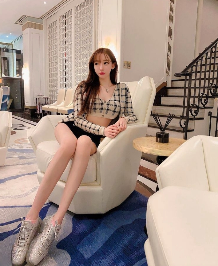 Cammi酒店豪過26歲生日晒長腿相P到地板變形/曾說鍾意自己P圖後嘅樣