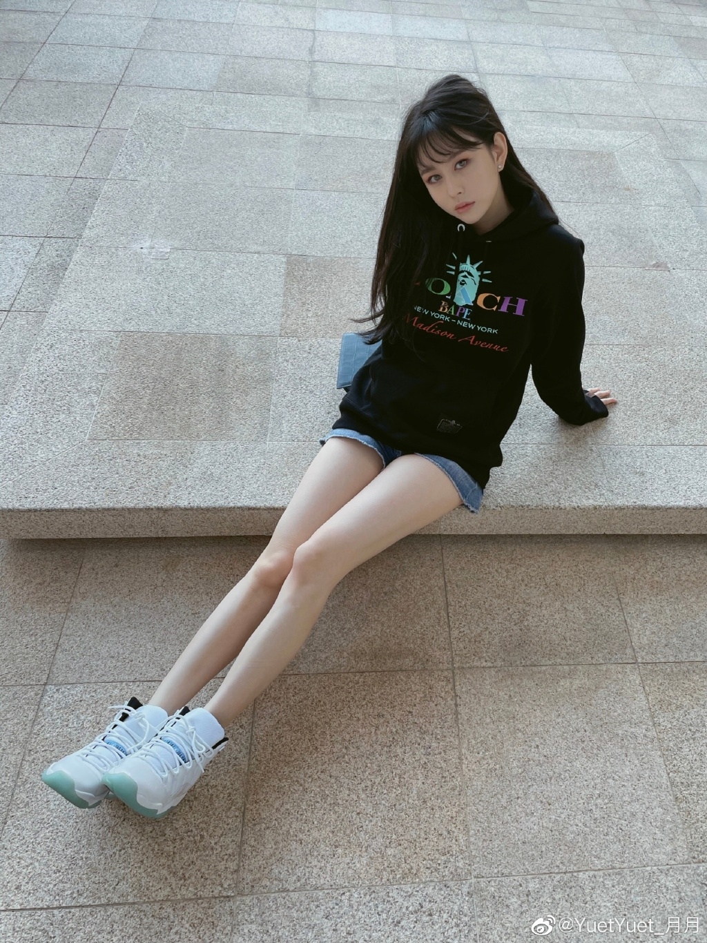 邱淑貞大女21歲沈月絕美新造型/雪白肌膚逆天美腿現身LV活動