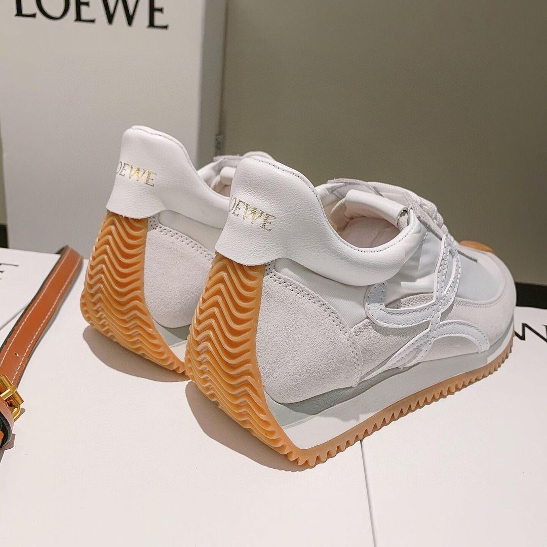 【名牌白鞋/運動鞋2021】此款LOEWE白鞋的設計超好看，鞋側有Anagram標誌性圖案