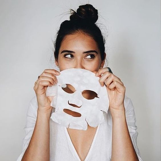 【面膜】女友狂曬9張Mask紙嚇親男友!女友留面膜紙擦地板