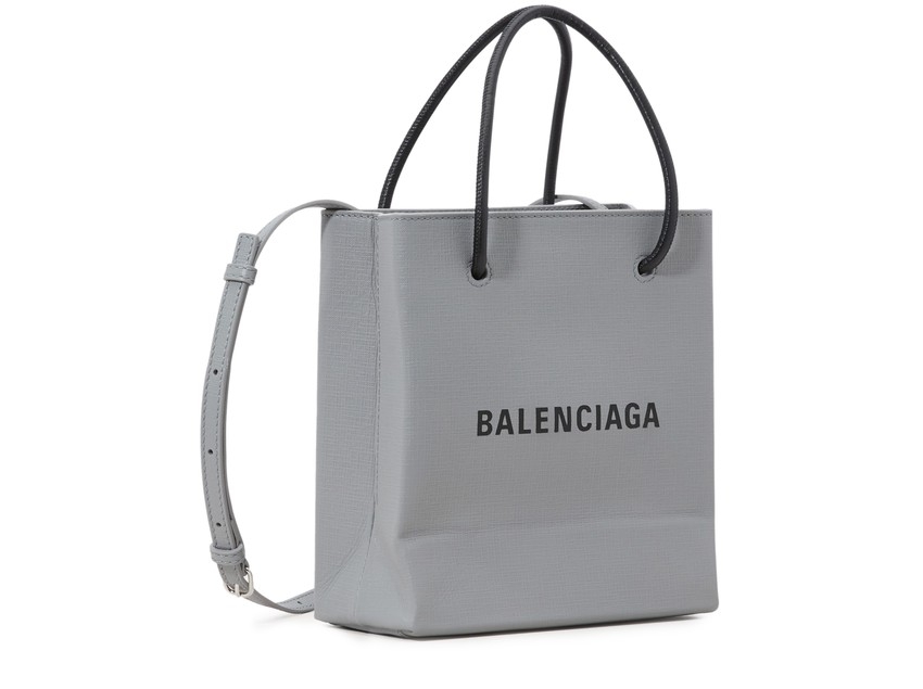 這個灰調相當吸引，平日較有個性的穿搭就襯上它吧！