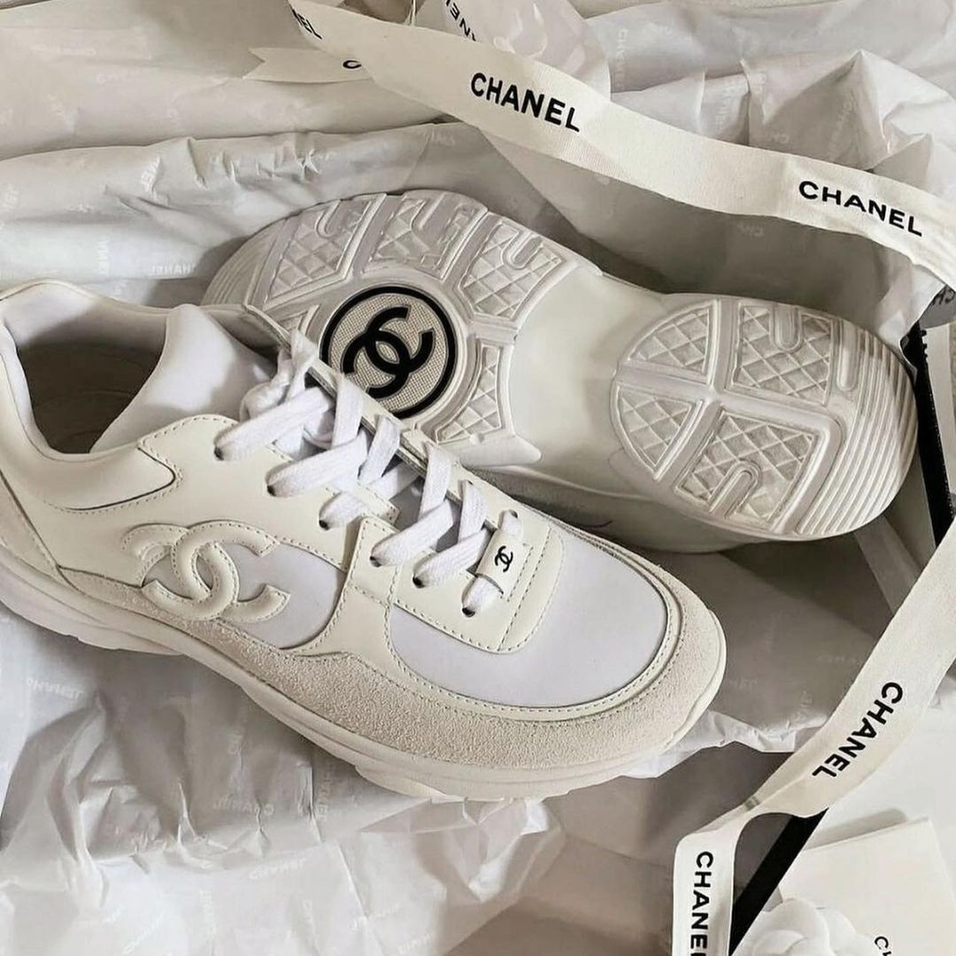 【名牌白鞋/運動鞋2021】這款單色鞋相對較以襯衫，穿休閒連身裙襯這雙鞋已經時尚感十足