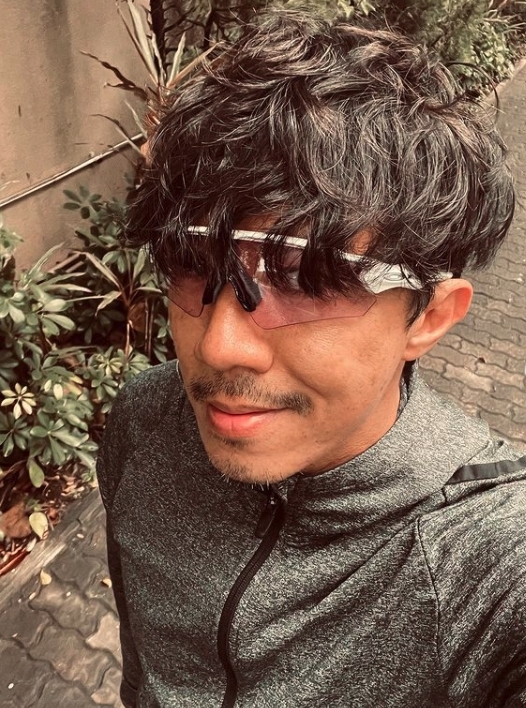 41歲的張繼聰近月狀態fit爆,不但曬出多張型格「口罩相」,更被網民形容神似男神木村拓哉,認真誇張! 張繼聰高額頭髮線