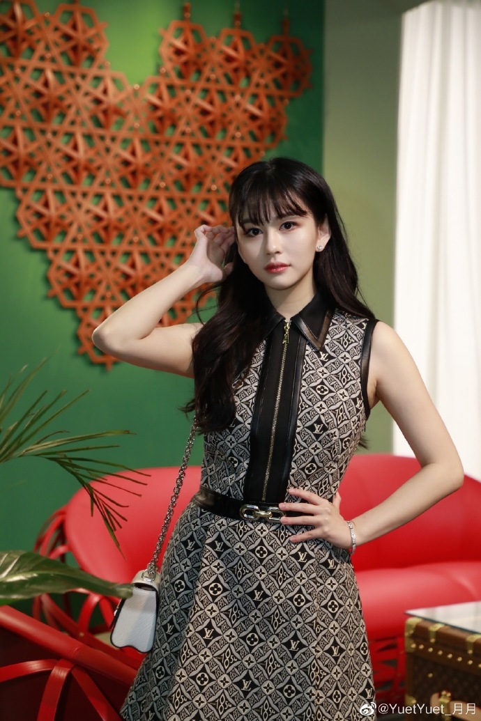 邱淑貞大女21歲沈月絕美新造型/雪白肌膚逆天美腿現身LV活動