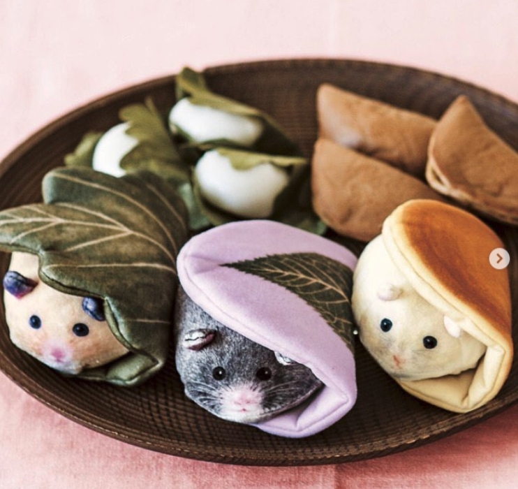 倉鼠和菓子鑰匙扣的倉鼠躲在葉子裏面,軟萌扮演麻糬質感的餡料