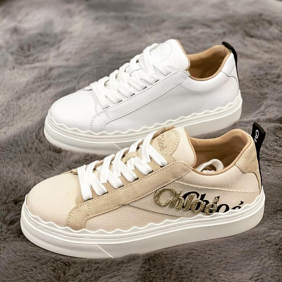 【名牌白鞋/運動鞋2021】除了簡約款，喜歡多點設計感的你，也可以選擇這款CHLOÉ奶油X奶茶色的配搭