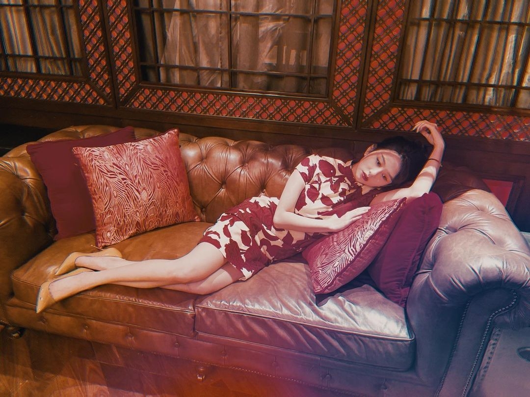 早前沈月就在 instagram 上發佈了一輯絕美旗袍照片向粉絲拜年,更 hashtag 了媽媽邱淑貞就是這批照片的掌鏡人!