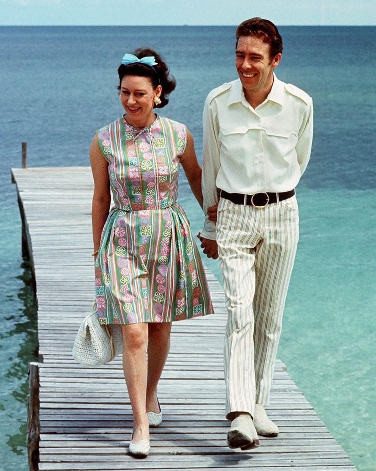 瑪嘉烈公主就跟當時的老公第一代史諾頓伯爵(Lord Snowdon)在巴哈馬首都,她穿上了一身可愛迷人的裝束