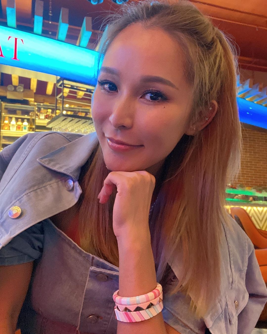 太陽娛樂老闆兼澳門娛樂大亨周焯華(洗米華)的戀情一直是傳媒追訪的焦點,6年間一直周旋於 40 歲正印陳慧玲 Heidi(洗米嫂)與 35 歲模特兒二奶 Mandy Lieu 的三角戀情中,