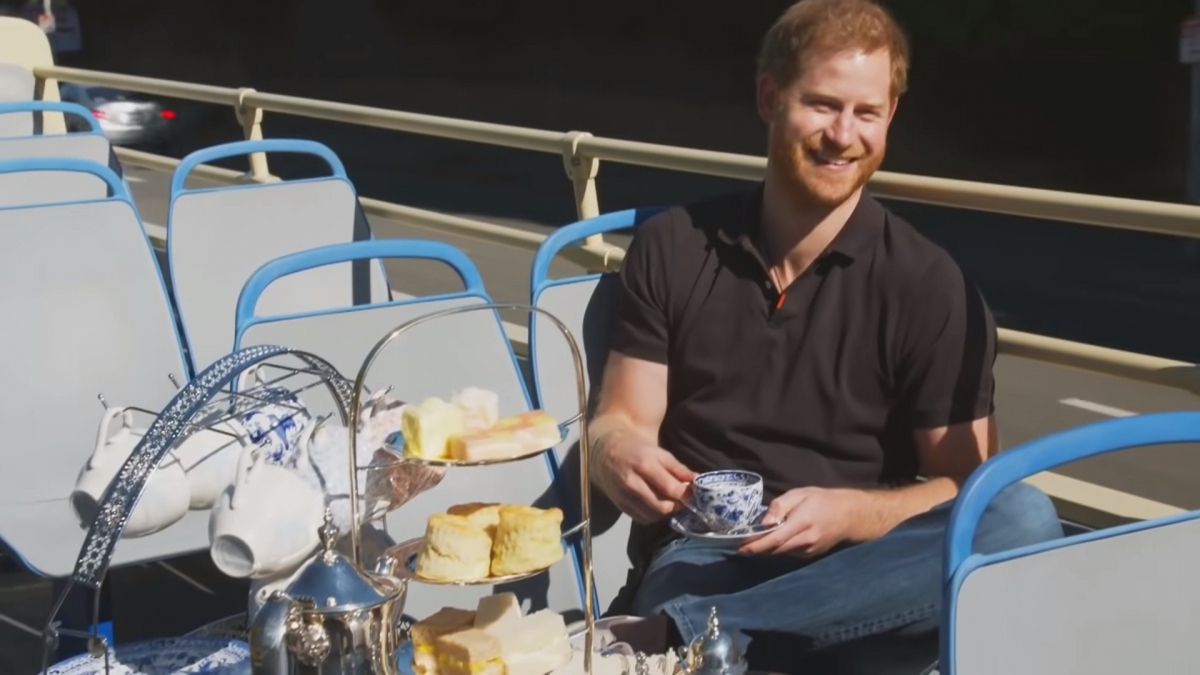 哈里稱自已從未坐過露天巴士，提及現時因疫情關係，主要都是待在家中照顧兒子阿奇（Archie）。