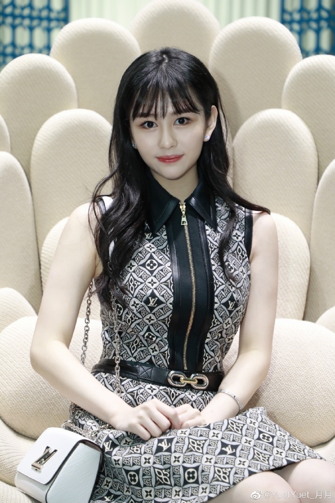 邱淑貞大女21歲沈月絕美新造型/雪白肌膚逆天美腿現身LV活動