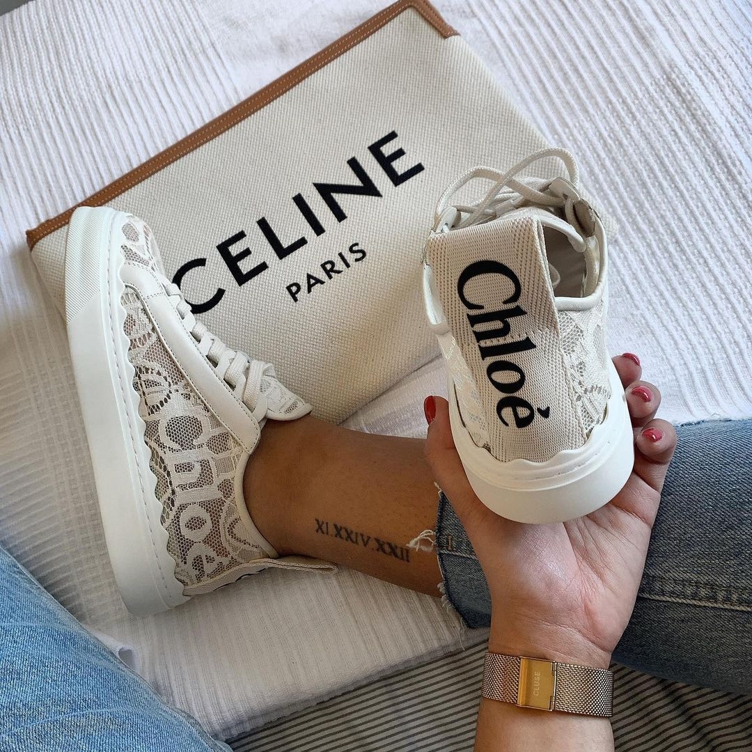 【名牌白鞋/運動鞋2021】後方更以黑色印有大大的Chloé logo，休閒得來又不失優雅的鞋款，聽說這款的回頭率極高！