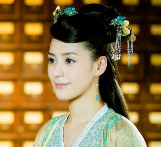 阿嬌在《古劍奇譚》飾演美麗善良的「巽芳」蓬萊國公主，為歐陽少恭前世妻子。