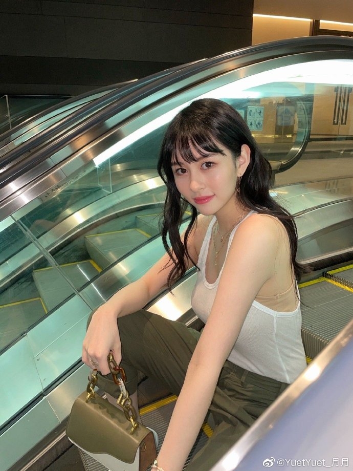 邱淑貞大女20歲沈月絕美新造型/雪白肌膚逆天美腿現身LV活動