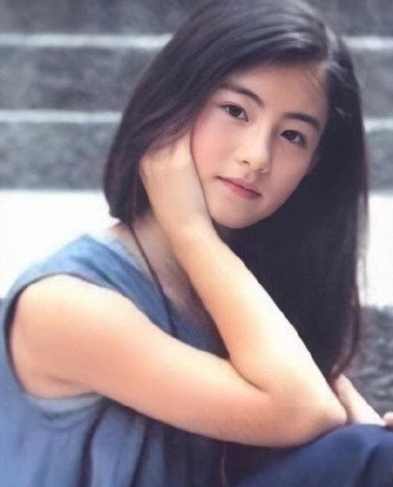 在演唱過程中舞台上還出現的各位姐姐們的珍貴舊照,瞬間驚艷眾人,當中張柏芝的舊照更是漂亮得令人感心動~