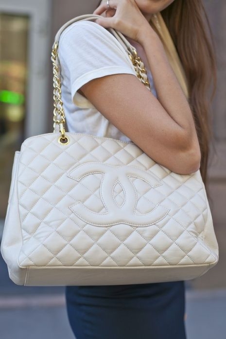 Chanel停產手袋被5歲女兒當「畫布」?用Marker畫星星+簽名,網民:睇到都心痛!