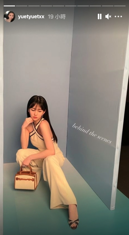 沈月,在今次的拍攝就換上了令人眼前一亮的齊瀏海造型,更被不少網民大讚齊蔭 look 已經成功超越了媽媽邱淑貞的女神地位?