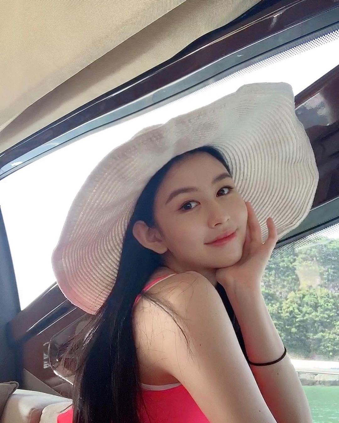 現年20歲的沈月絕對是圈中數一數二的美女星二代,甚至更被大家譽為「最美星二代」!媽媽邱淑貞作為 80 年代的女神級人馬,