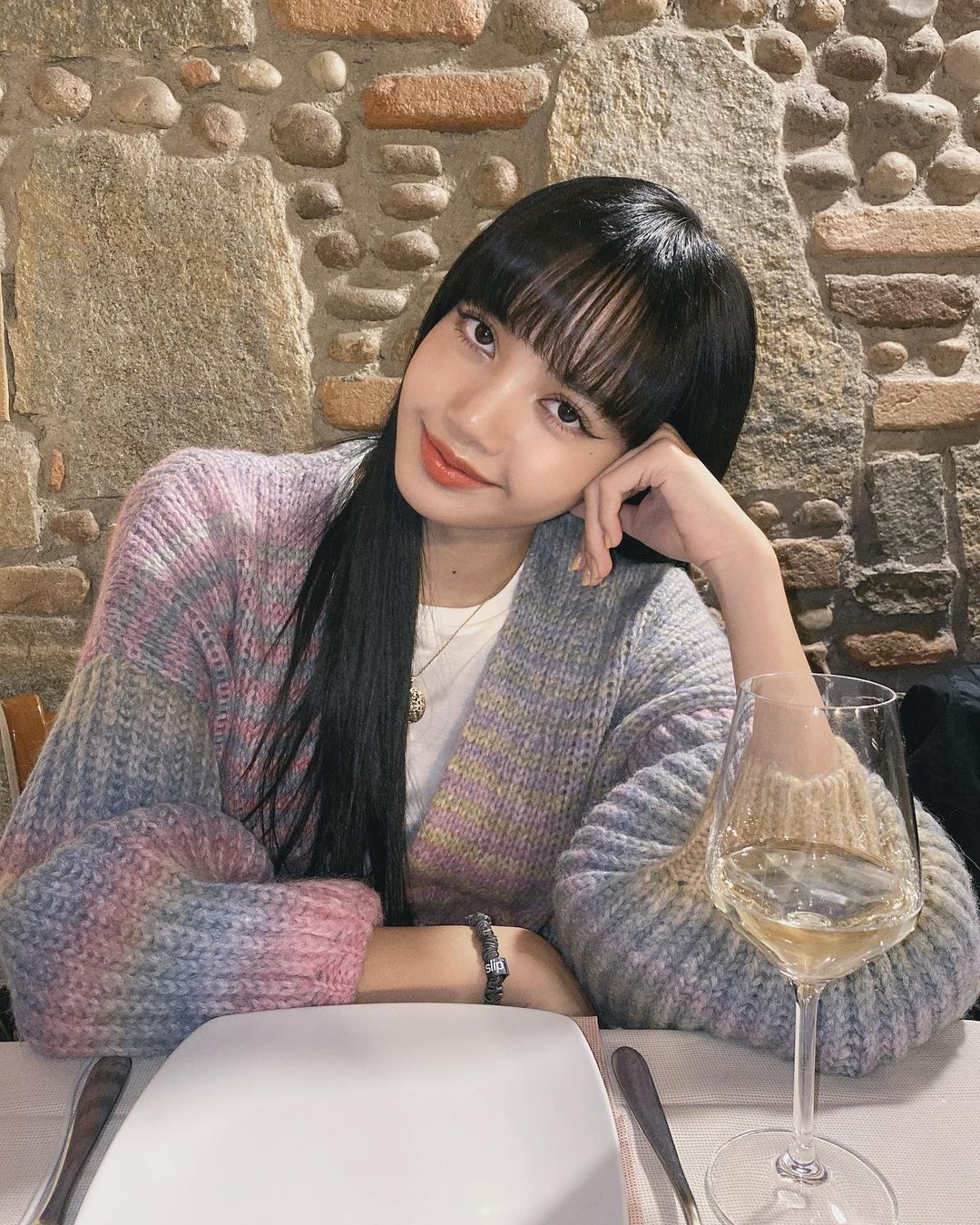 歷史女老師撞臉BLACKPINK Lisa?超高顏值引學生去朝聖