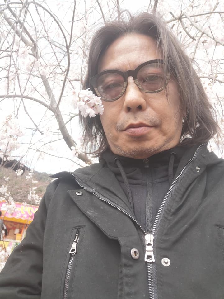 林敏聰還試過裝成網紅般，在櫻花樹下自拍打卡，怎料卻拍出搞怪的一面，完全是有極大的違和感（笑）～