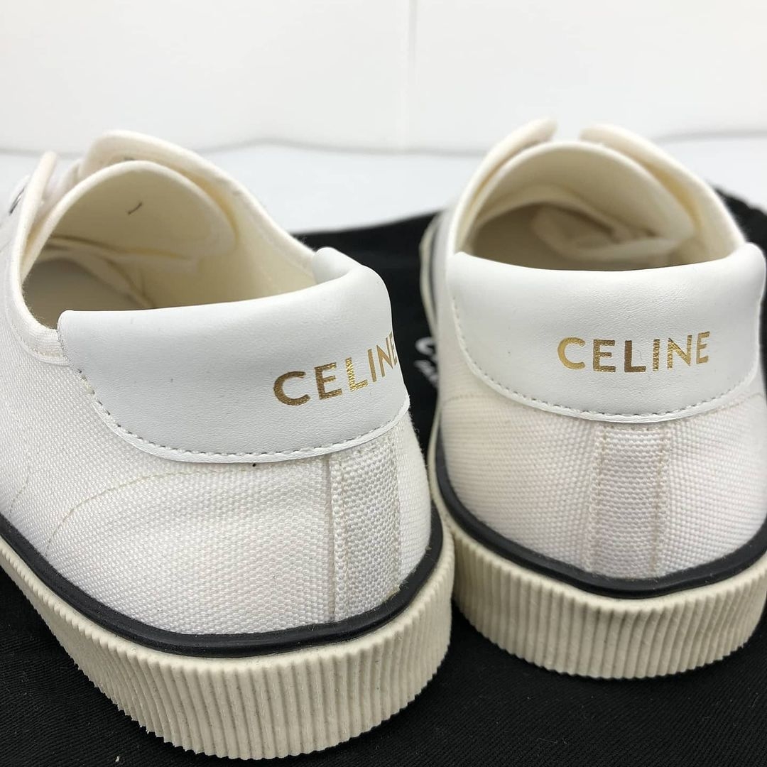 【名牌白鞋/運動鞋2021】後方印有小小一個CELINE燙金字樣，低調又不失時尚感～