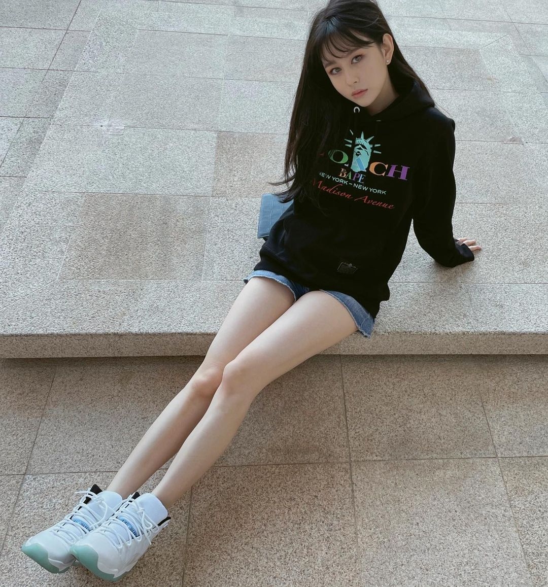 一直以中分或 all-back 髮型視人的沈月,在今次的拍攝就換上了令人眼前一亮的齊瀏海造型,更被不少網民大讚齊蔭 look 已經成功超越了媽媽邱淑貞的女神地位?