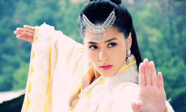 阿嬌在《女媧傳說之靈珠》完美演繹了最美得女媧後人，劇中的她簡直就是集高貴典雅且聖潔秀氣於一身