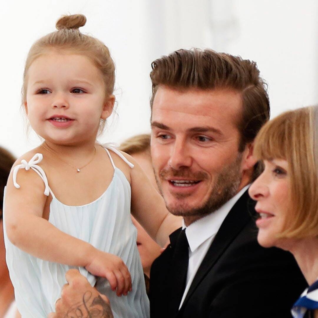 碧咸DavidBeckham女兒兩歲多時的小哈七綁了一個可愛的小髮髻,穿上白色百摺吊帶連身裙