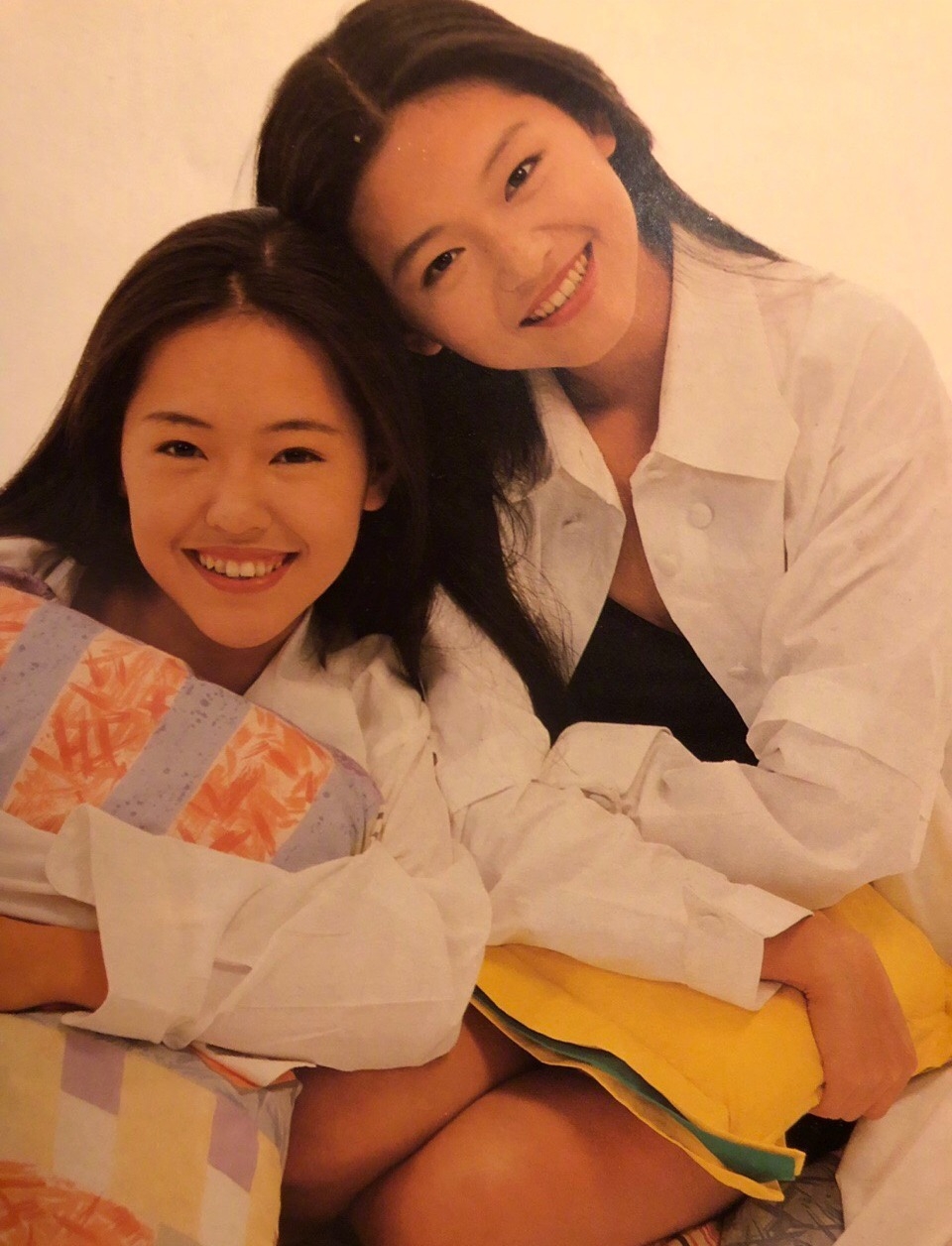 其實大S和小S從小都已經長得很相似,一起來回顧兩姊妹過往的童年照吧!