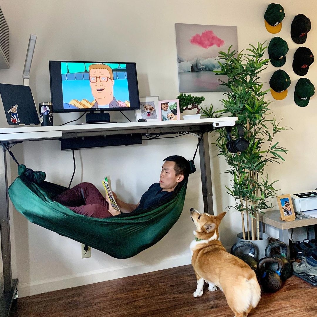 上班族午睡神器「桌下吊床」,以後無需趴在桌上,辦公室內亦能舒服躺下!