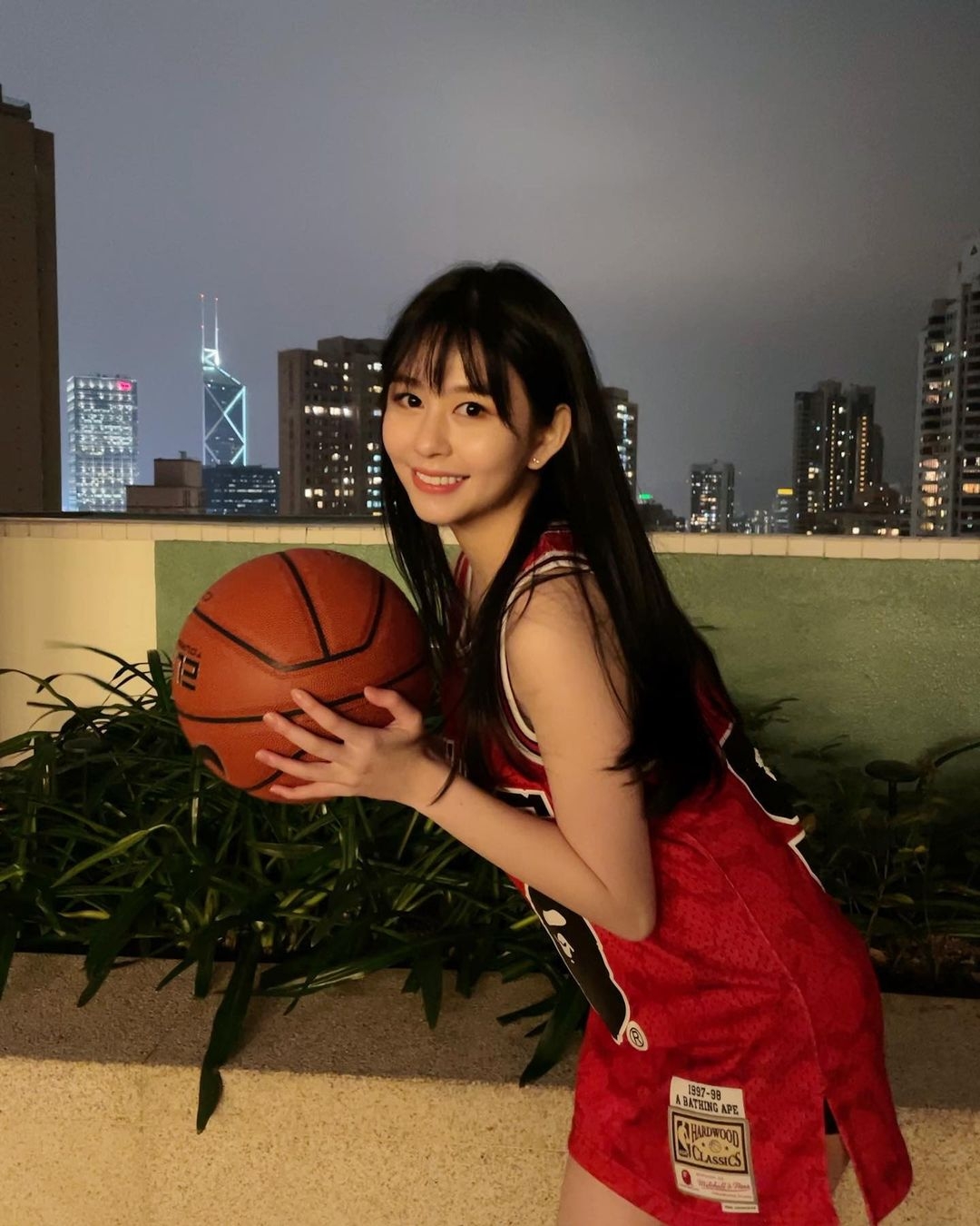 一直以中分或 all-back 髮型視人的沈月,在今次的拍攝就換上了令人眼前一亮的齊瀏海造型,更被不少網民大讚齊蔭 look 已經成功超越了媽媽邱淑貞的女神地位?