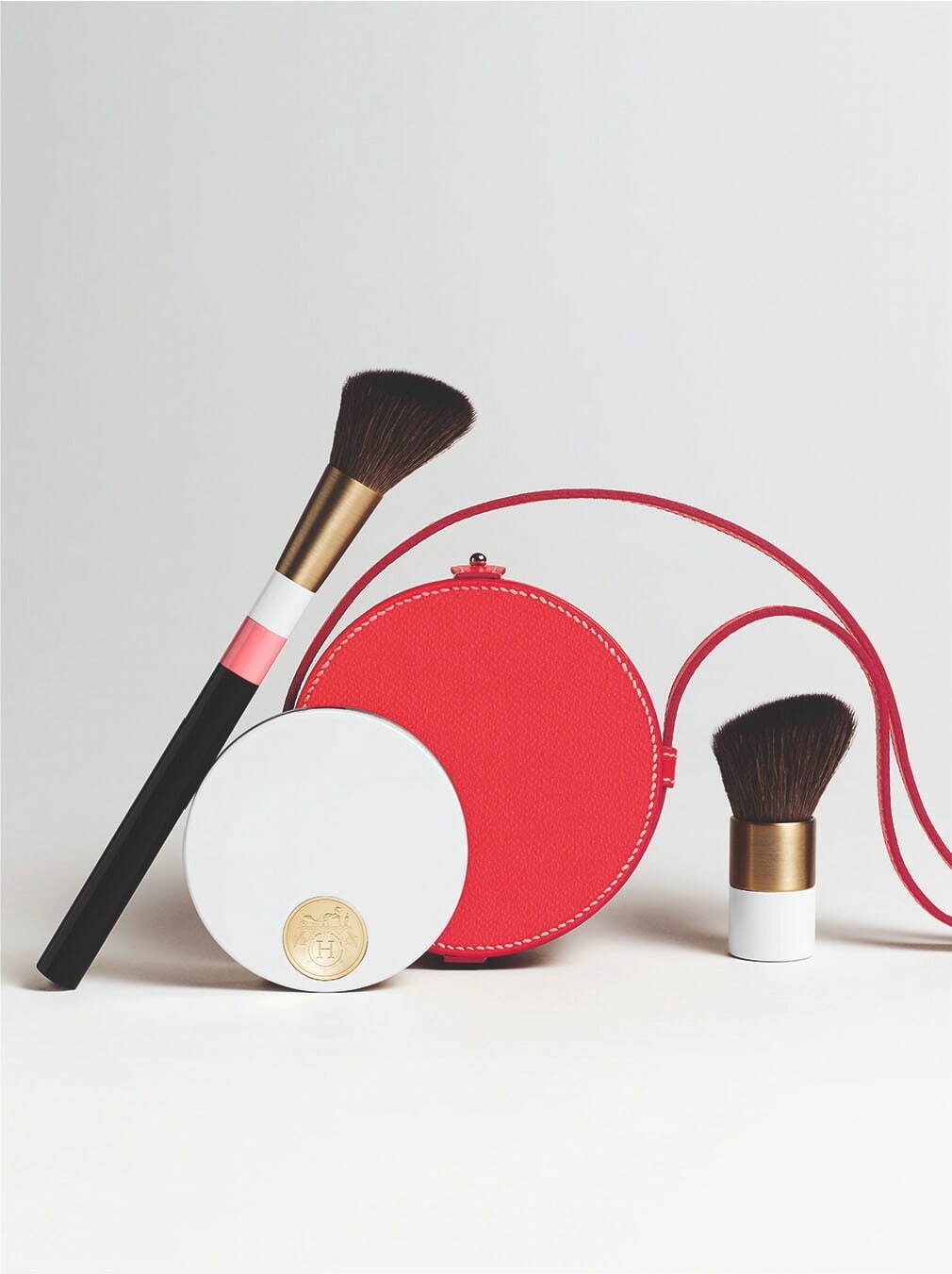 今次全新 Rose Hermès 系列更加入了不少實用度滿分的彩妝小工具,搭配新推的Hermès 胭脂使用絕對是貴婦級的享受~