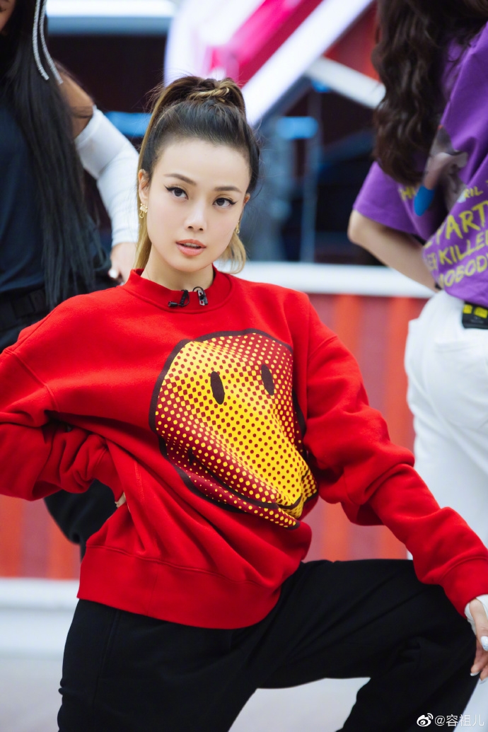 容祖兒Gel「長甲」變廢人釀意外,因美甲行動不便終被剪刀誤傷虎口