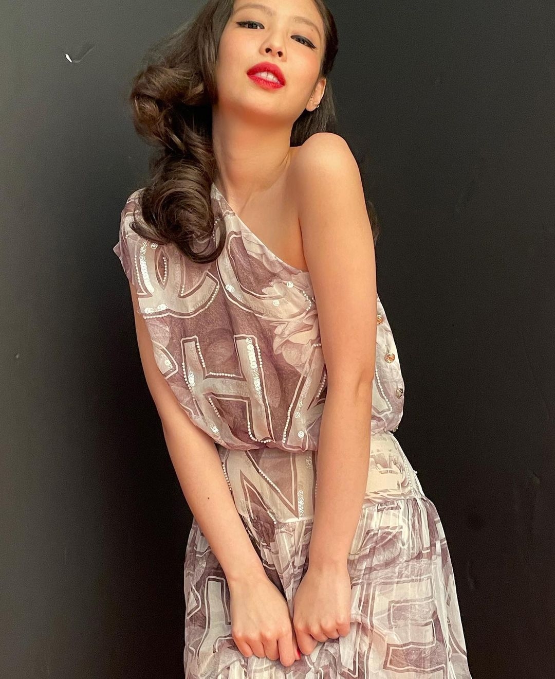 Jennie 濃妝扮瑪麗蓮夢露惹劣評！