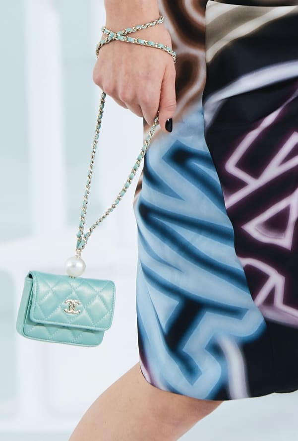 【Chanel手袋2021】銀包WOC小皮具/HK$15,000/山茶花薄荷綠珍珠鏈條零錢包必買