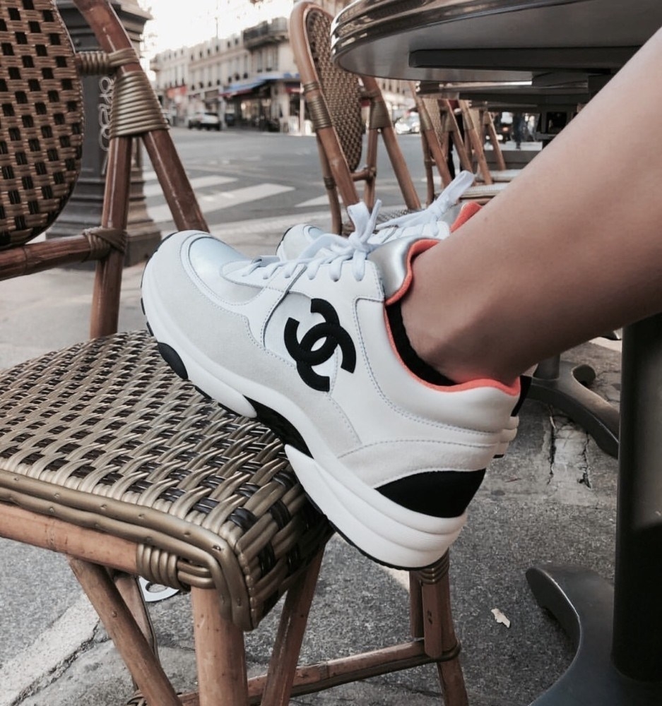 【名牌白鞋/運動鞋2021】CHANEL推出不少的運動鞋都有加入增高的小心機，在鞋底的位置有一個微微增高的設計