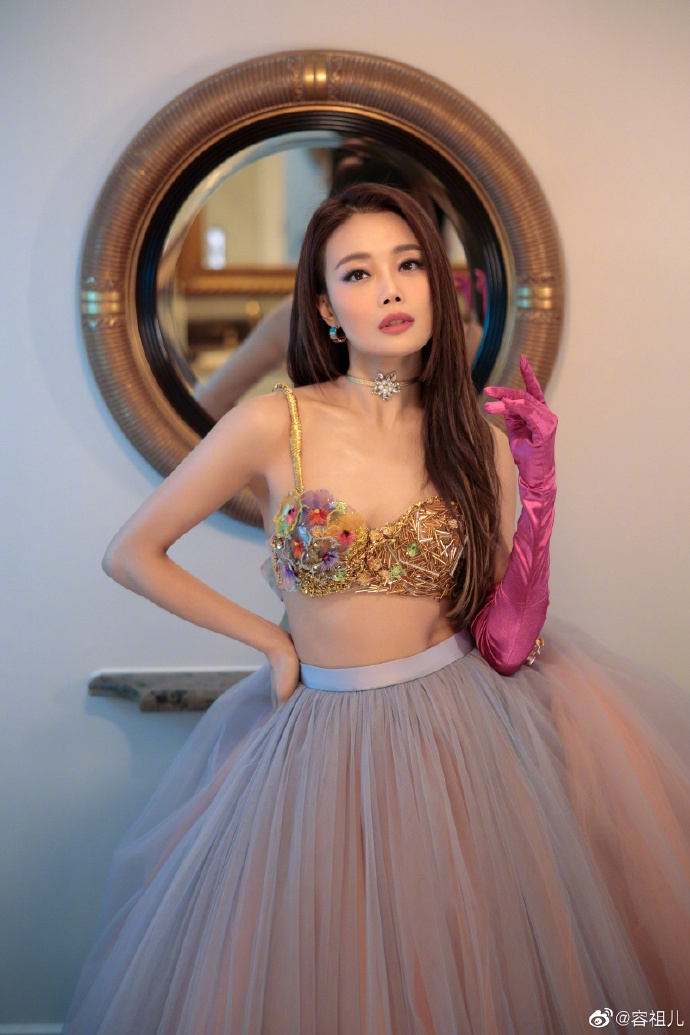 容祖兒Gel「長甲」變廢人釀意外,因美甲行動不便終被剪刀誤傷虎口