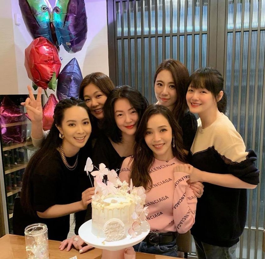 有網民表示大S-這張相片看起來超似妹妹小S的樣子